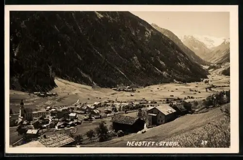 AK Neustift i. Stubai, Totalansicht mit Tal und Bergen