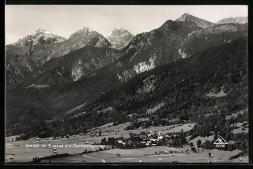 AK Aich /Steiermark, Assach im Ennstal, Gesamtansicht mit Dachsteingebirge