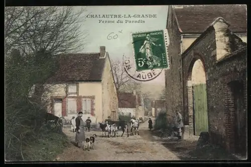 AK Chalautre-la-Grande, Ferme du Paradis avec des villageois et des animaux dans la rue