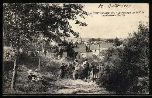 AK La Ferté-Gaucher, Le Passage sur la Voie Les Grosses Pierres