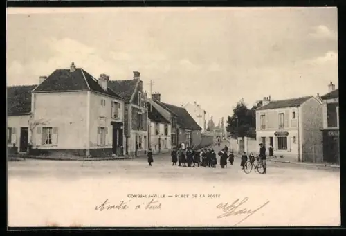 AK Combs-la-Ville, Place de la Poste avec des habitants et cyclistes