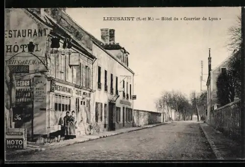 AK Lieusaint /S.-et-M., Hôtel du « Courrier de Lyon » et rue bordée d`arbres
