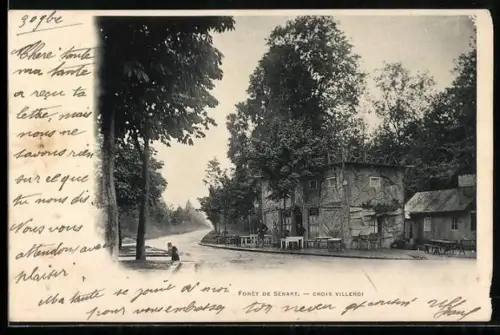 AK Forêt de Sénart, Croix Villebois, vue de la route bordée d`arbres et d`un café rustique