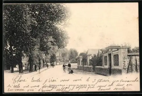 AK Combs-la-Ville, Avenue du Chemin de Fer avec promeneurs et arbres alignés