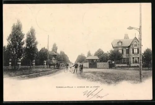 AK Combs-la-Ville, Avenue de la Forêt avec calèche et maison en arrière-plan