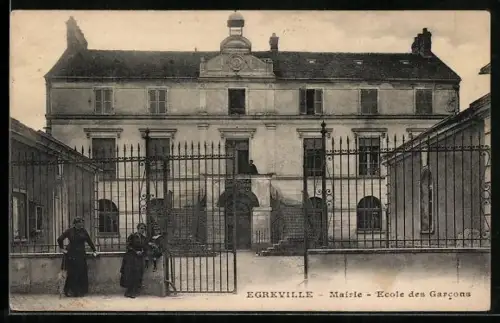 AK Égreville, Mairie, École des Garcons