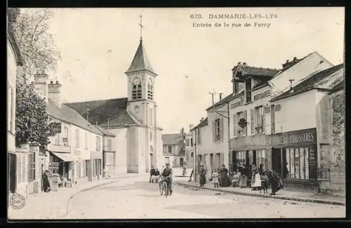AK Dammarie-les-Lys, Entrée de la rue de Farcy avec église et commerces animés