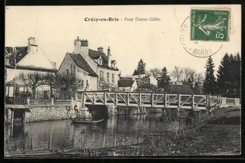 AK Crécy-en-Brie, Pont Dames Gilles über den Fluss mit umliegenden Häusern