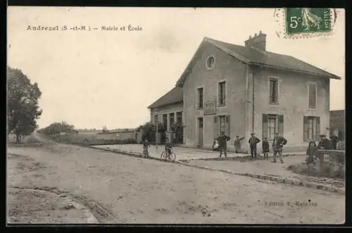 AK Andrezel /S.-et-M., Mairie et École avec habitants devant le bâtiment