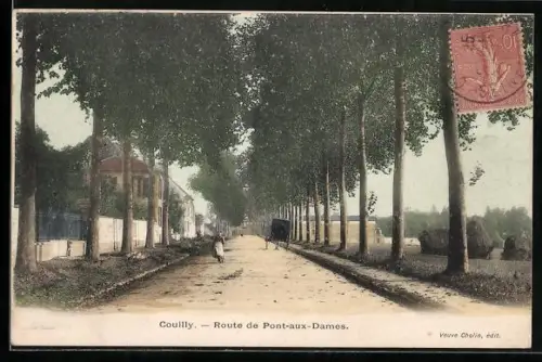 AK Couilly, Route de Pont-aux-Dames avec arbres alignés et vue de la rue animée