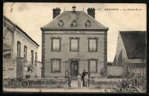 AK Arbonne, La Mairie-École avec habitants devant l`entrée