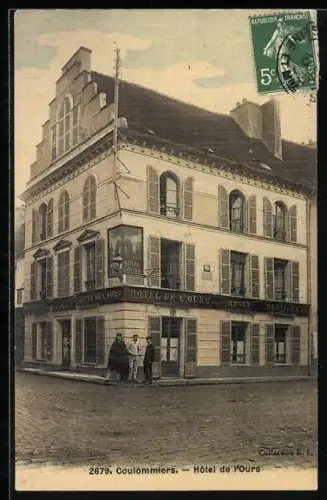 AK Coulommiers, Hôtel de l`Ours avec passants devant l`entrée