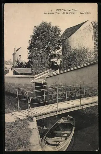 AK Crécy-en-Brie, Anciennes Tours de la Ville avec pont et barque