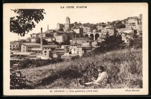 AK Grasse, Vue générale, côté est, un enfant dans l`herbe