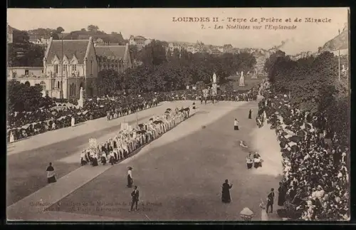 AK Lourdes, Terre de Prière et de Miracle, Les Noelistes sur l`Esplanade