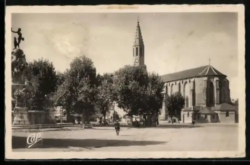 AK Tarbes, Place Marreadieu, La Fontaine et l`Eglise