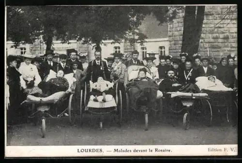 AK Lourdes, Malades devant le Rosaire
