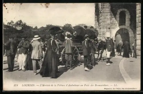 AK Lourdes, L`Arrivée de la Voiture d`Ambulance au Poste des Brancadiers