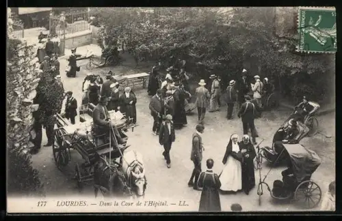 AK Lourdes, Dans la cour de l`Hopital