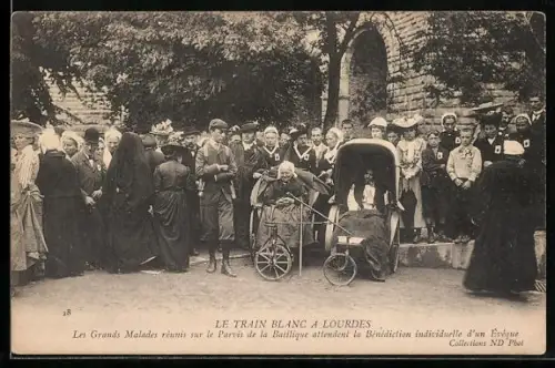AK Lourdes, Le Train Blanc, Les Grands Malades réunis sur le Parvis de la Basilique attendant la Bénédiction