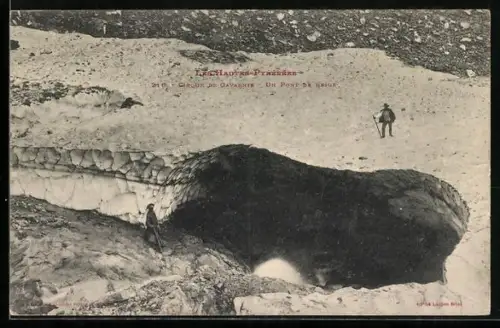AK Cirque de Gavarnie, Les Hautes-Pyrénées, Un Pont de Neige