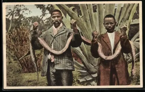 AK Matlale, Männer mit erlegter Boa constrictor