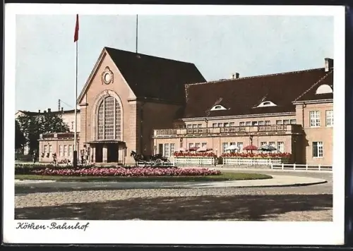 AK Köthen / Anhalt, Bahnhof aus der Aussenperspektive mit Kutsche