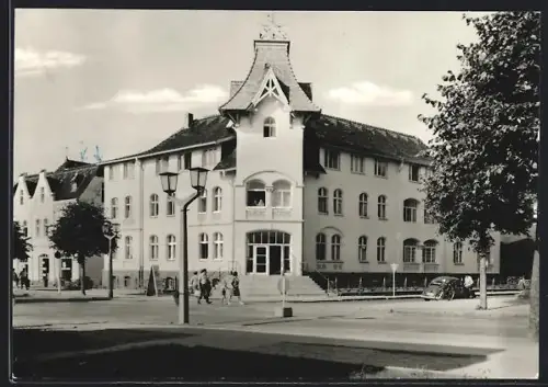 AK Zinnowitz /Usedom, Erholungsheim Ernst Schneller, Aussenansicht mit Strassenpartie