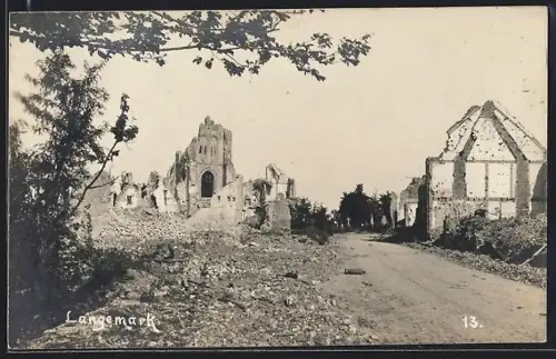 AK Langemark, Strassenpartie mit zerstörter Kirche