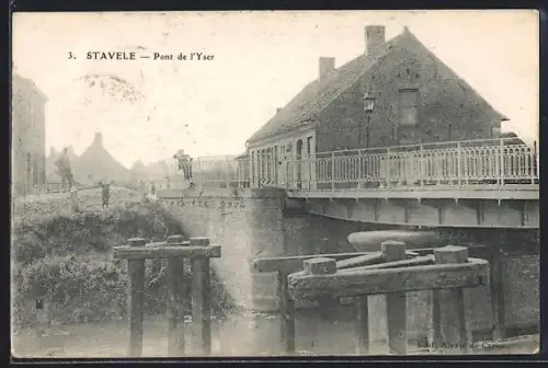 AK Stavele, le pont de l`Yser, un homme et un enfant accoudés à la ballustrade