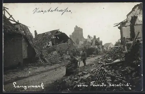 Foto-AK Langemark, Zerstörte Gebäude entlang der Hauptstrasse in Langemark