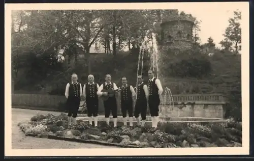 AK Schmiedefeld a. Rstg., Die Raaben, Trachtengruppe am Brunnen
