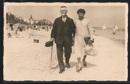 AK Binz, Spaziergänger am Strand 1931