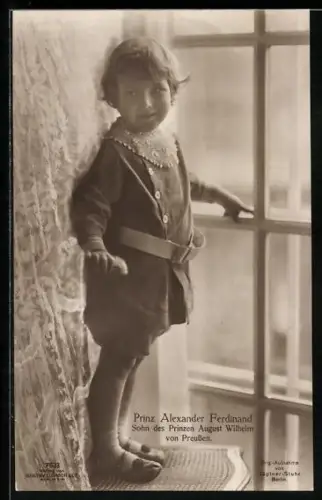 AK Prinz Alexander Ferdinand in jungen Jahren steht auf einem Stuhl am Fenster, Sohn d. Prinzen August Wilhelm v. Preusse