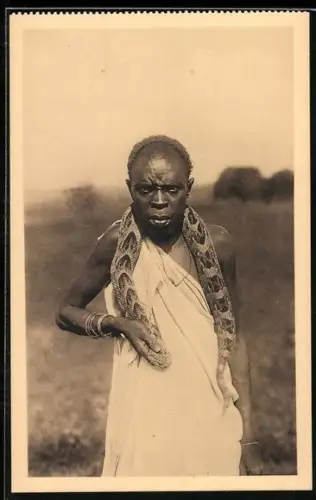 AK Ruanda, Snake Charmer, Schlangenbeschwörer mit Gabunviper