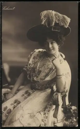 AK Schauspielerin Laharet auf Stuhl sitzend porträtiert