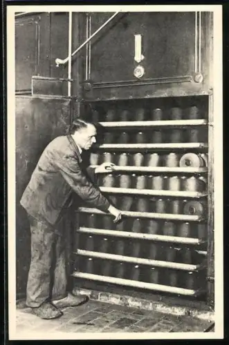 AK Arbeiter in einer Fabrik