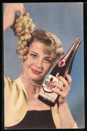 AK Frau mit Weinflasche und Weintrauben