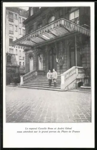 AK Le caporal Camille Brun et André Odoul nous attendant sur le grand perron du Phare de France