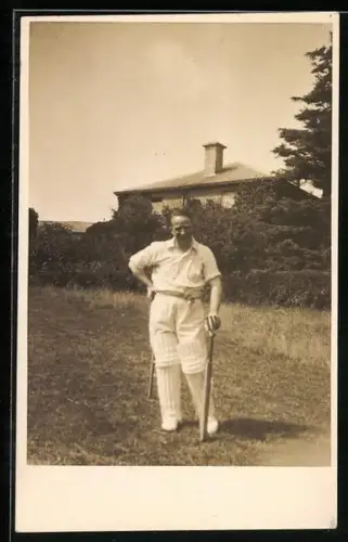 Foto-AK Cricket Spieler vor einem Haus