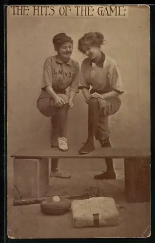 AK Zwei Baseball-Spielerinnen stehen an einer Bank, The hits of the game