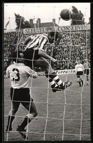 AK Kopfballtor eines Spielers des Fussballvereins Sparta Rotterdam