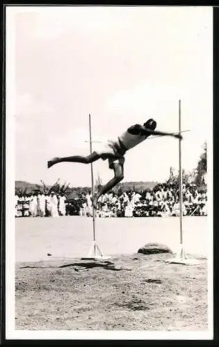 Foto-AK Leichtathlet beim Hochsprung kurz vor der Landung
