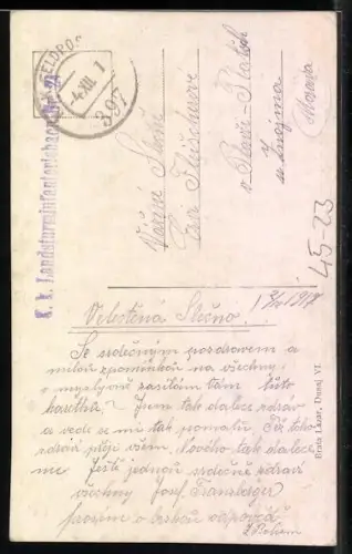 Künstler-AK Zbodi Se Slovan, Mann mit Flagge neben einem sitzenden Mann