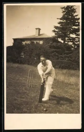 Foto-AK Cricket-Spieler mit Schläger in einem Garten