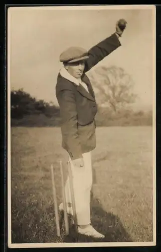 Foto-AK Cricket Spieler hält den Ball in der Hand