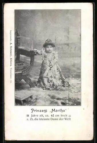 AK Prinzess Martha neben einem Stuhl stehend