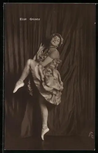AK Ballett-Tänzerin Else Griner vor einem Vorhang