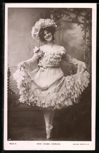 AK Ballett-Tänzerin, Vivien Vowles im Kostüm