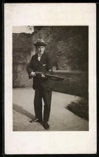 Foto-AK Mann im Anzug mit einem Gewehr